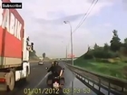 Un couple en moto fait l'amour sur l'autoroute
